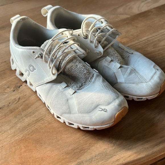 On Cloud Sneakers - Picture 1 of 7